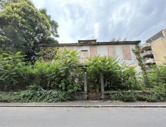 Reggio, in via Cialdini la casa dalle finestre che non ridono