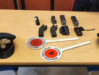 Brescello. Con la pistola elettrica minaccia di morte due fratelli