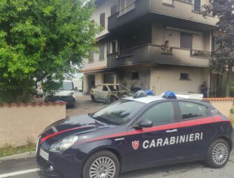Scandiano. Auto brucia, le fiamme lambiscono la parete di un condominio