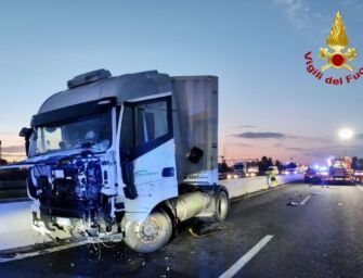 Tir salta la carreggiata, incidente e code in A1 tra Piacenza e Fidenza