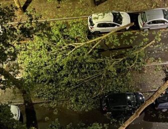Nubifragio su Milano: alberi caduti, tetti scoperchiati, e treni fermi a Monza. Sui social: l’Apocalisse