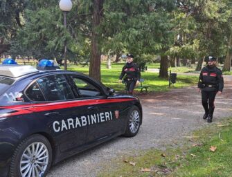 Novellara, si denuda al parco davanti a tre ragazzine e le insegue: denunciato