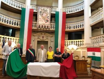 Lions di Reggio: un grande tricolore per il pennone della torre civica