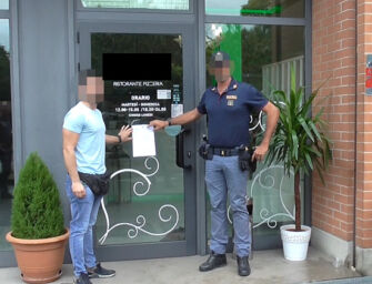 Prende una pizza da asporto, ma nel cartone invece di una 4 stagioni ci sono 5 dosi di cocaina