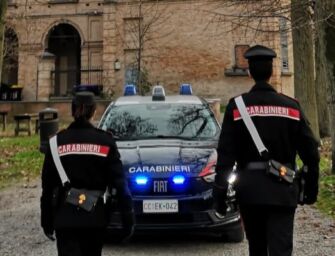 Castelnovo Sotto. Lite condominiale finisce a sprangate e morsi