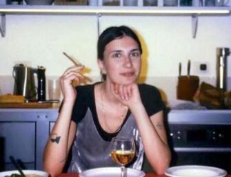 Morire a 28 anni in bici schiacciati da un camion nel traffico di Milano