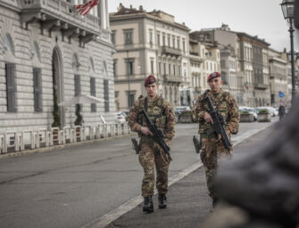 A Modena ci si ammazza in pieno centro, il Governo toglie altri tre militari di “Strade sicure”