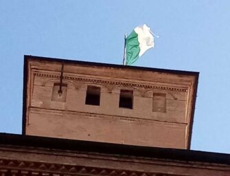 Sventola il bicolore (verde-bianco) sulla torre civica di Reggio