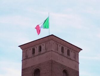 Sventola un nuovo tricolore sulla torre del Bordello di Reggio