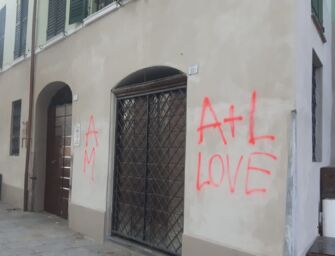 Reggio. Scritte deliranti su 8 palazzi storici in Corso Garibaldi, denunciato un 48enne
