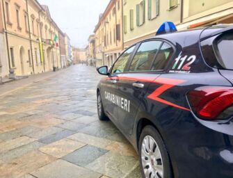 Ubriaco sfonda il portone dell’ex, tira un pugno in faccia alla mamma e pesta un carabiniere