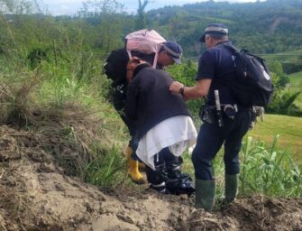 Alluvione. Una marcia di 3 km sul fango per salvarla: lei oggi ringrazia la polizia di Modena