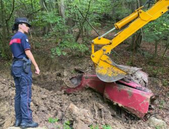 Vetto, sotterra Fiat 128 in area protetta