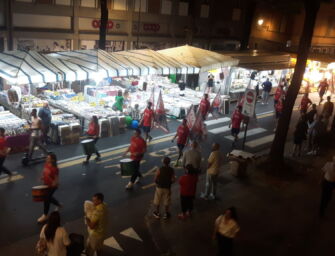 Reggio. Alla sagra della Giareda, passano gli sbandieratori di Quattro Castella (video e foto)