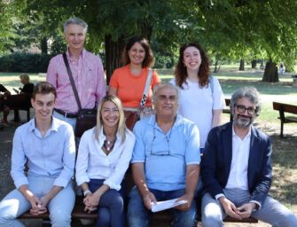 Reggio, lavoro di squadra per risistemare le panchine al Parco della pace alla Canalina