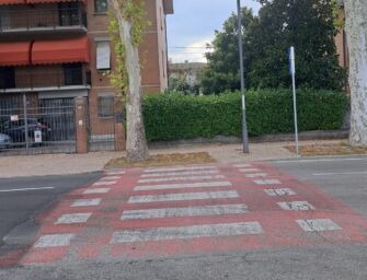 Segnalazione. A Villa Sesso pazze strisce pedonali: tutte contro i pali o sulle aiuole