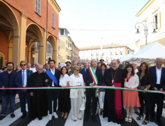Reggio. Giareda in Corso Garibaldi: taglio del nastro, poi gli sbandieratori. La viabilità