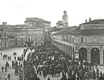 Ultimi fuochi, Reggio infila la camicia nera