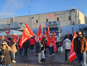 Reggio. Lavoratori e sindacati in picchetto davanti ai magazzini Coop