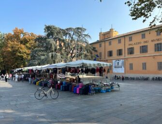 Municipale e monumento alla Resistenza oscurati dalle bancarelle