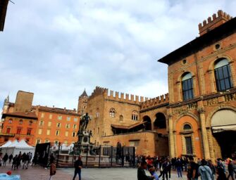 Sale a 7 euro la tassa soggiorno a Bologna