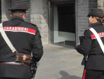 Massacra la moglie con la mazza da cricket, ancora un femminicidio