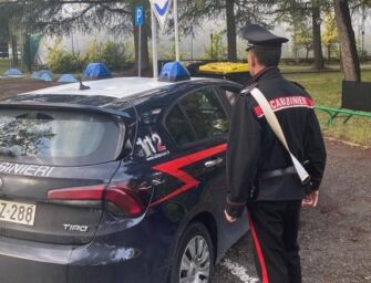 Senzatetto aggredito con l’acido a Sorbolo per 30 euro, si cercano tre giovani