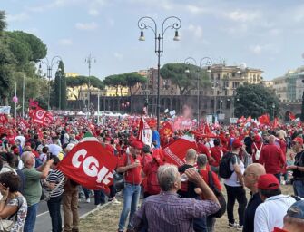 In centomila sfilano a Roma con la Cgil