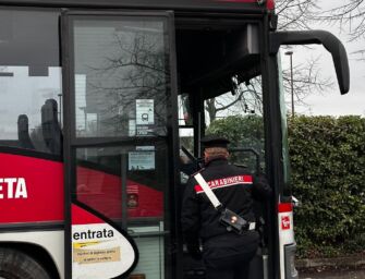 Vuole dirottare il bus di Boretto su Brescello: minaccia di morte e tenta di aggredire l’autista