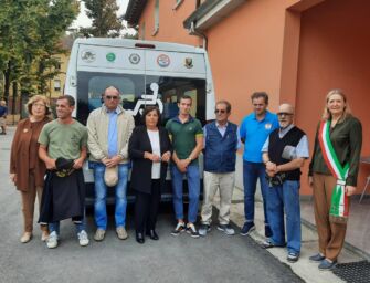 Un pulmino attrezzato e un’auto elettrica per Auser Luzzara