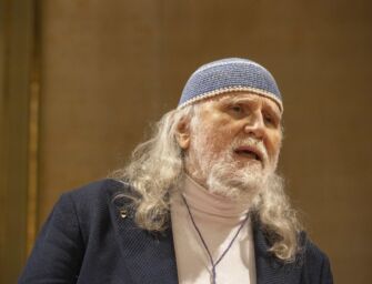 Moni Ovadia dietrofront, resta direttore