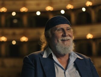 Critiche a Israele e polemiche, Moni Ovadia lascia il teatro di Ferrara