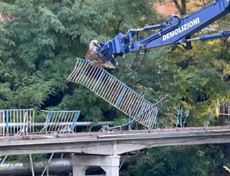 Reggio, abbattuto lo storico ponte sul Crostolo al Gattaglio (video e foto Glauco Bertani)
