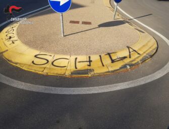 Bibbiano. “Qui è morto il mio cane”, imbratta la rotonda con la bomboletta