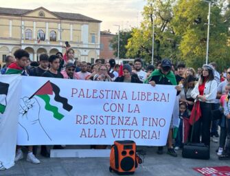 Reggio. In piazza della Vittoria un centinaio manifestano con slogan “Palestina Libera”