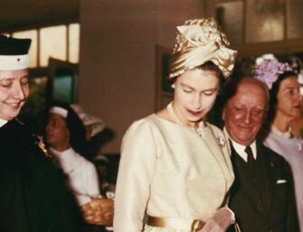 Quando la regina Elisabetta insignì della Victoria Cross la reggiana Paola Menada