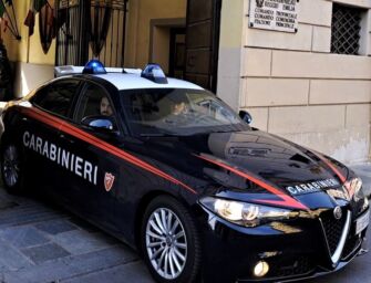 Reggio. Rubava dai borsoni di un centro sportivo: bloccato 17enne col coltello