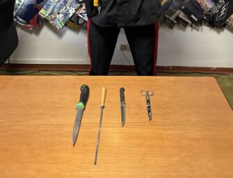 Reggiolo. Gira in auto con i coltelli: “Volevo venderli”, denunciato 72enne