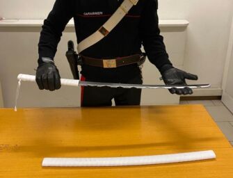 Scandiano. In monopattino con una spada di 92 cm, denunciato 19enne