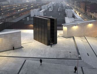 Strappati manifesti dal Memoriale della Shoah: vi erano affissi i volti degli ostaggi di Hamas