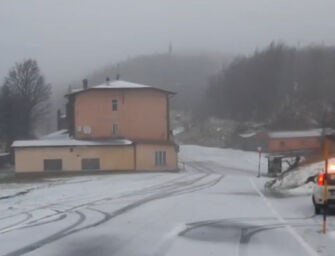 Prima neve cade al Passo delle Radici (video)