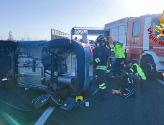 Incidente in A1 a Modena: auto con 3 bimbi a bordo si ribalta, 2 feriti gravi