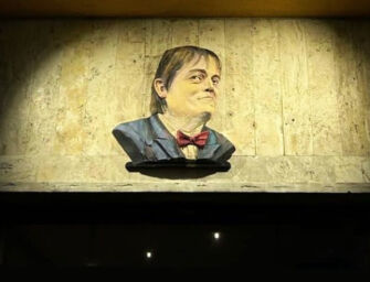 Al bar Kinotto di Bologna un bassorilievo per ricordare Roberto “Freak” Antoni, leader degli Skiantos
