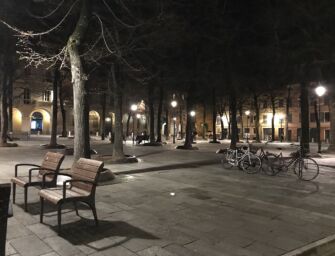 Reggio. Un raid vandalico semina il panico in piazza Fontanesi