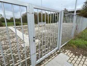 Reggio. La segnalazione: finalmente cancelli chiusi alla stazione ‘fantasma’ del Parco Ottavi