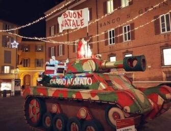 Danneggiato da un manifestante il “carroarmato” di Babbo Natale a Modena