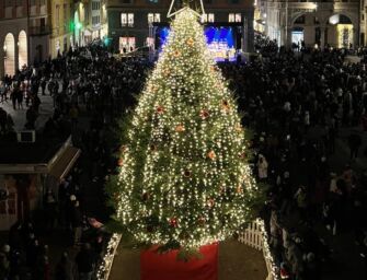 Acceso l’albero di Natale in piazza Prampolini a Reggio
