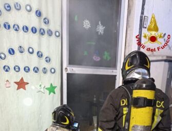 Reggio, incendio doloso alla scuola d’italiano per richiedenti asilo della Dimora d’Abramo