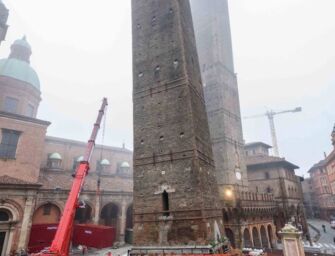 Bologna, proseguono i lavori per salvare la torre Garisenda
