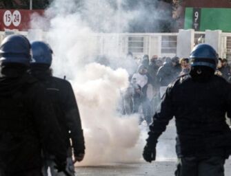 Tifosi del Bologna presi a sassate a Lecce, deve intervenire la polizia